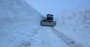 Van’da mahalle yoluna çığ düştü!