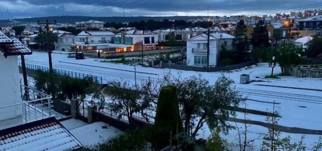 İzmir’de kar gibi dolu yağdı! Çok sayıda mahalle beyaza büründü