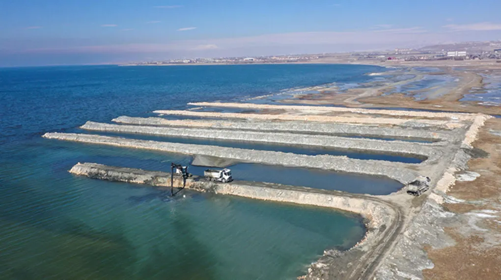 Van Gölü'nde dip çamuru temizliği