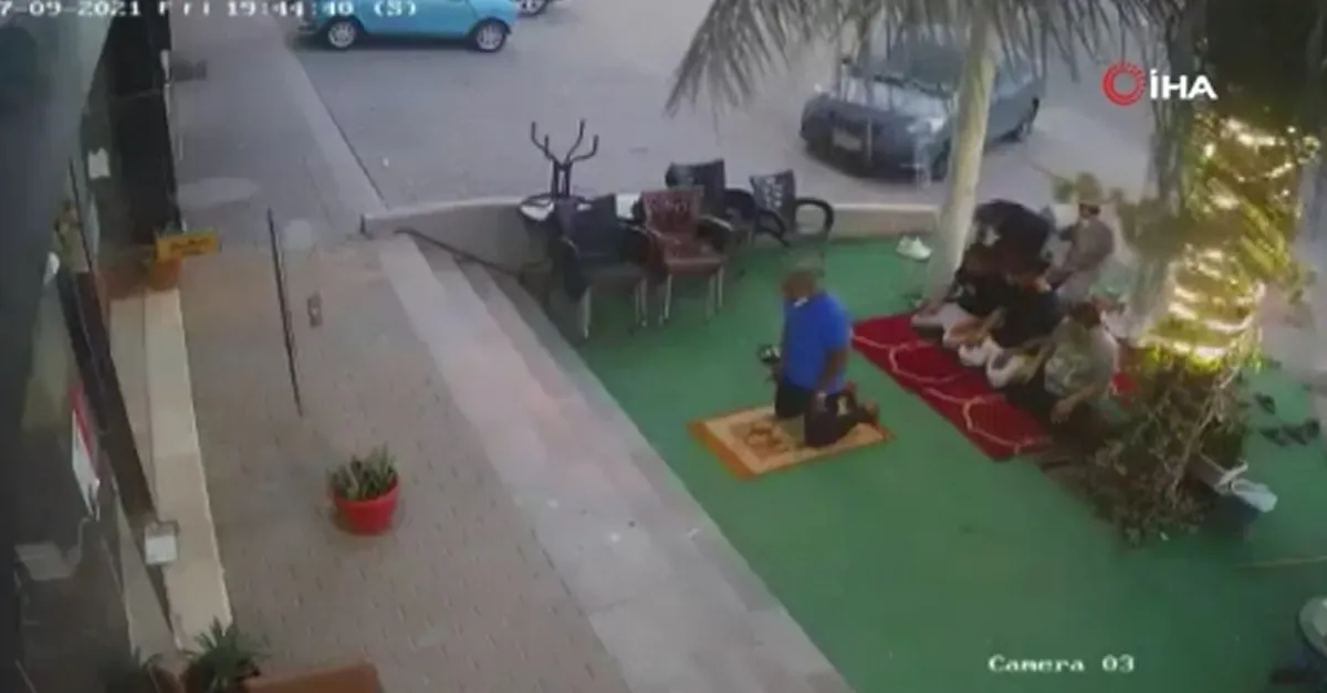 Otomobil namaz kılanların arasına daldı! Suudi Arabistan’da korkunç olay
