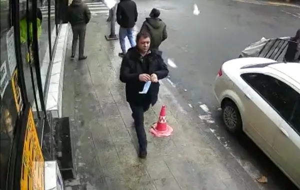 akilalmaz-olay-yolda-yururken-gozune-dustu-1611129168007.jpg Akılalmaz olay! Yolda yürürken gözüne düştü! - 1