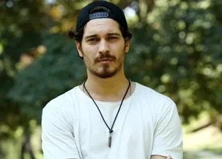 Çağatay Ulusoy yine şaşırttı! Bu sefer bıyık…