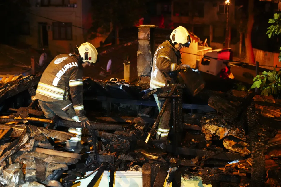 Gaziosmanpaşa'da 3 gecekondu yandı - 3