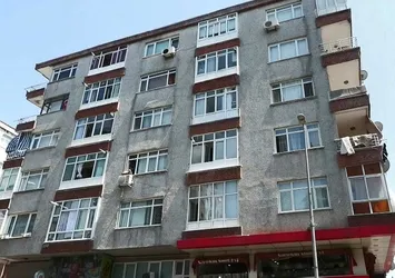 Güngören'deki 47 yıllık binada tedirgin eden manzara! Tavan döküldü içerisinden çıkanlar korkuyu katladı