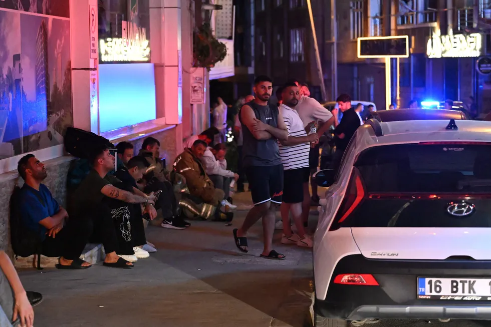 Esenyurt'ta otel yangını! Yoğun duman paniği: Mahsur kalan vatandaşlar itfaiye ekiplerince kurtarıldı - 1