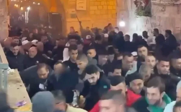 İsrail polisi, sabah namazı için Mescid-i Aksa’ya giden gruba müdahale etti!
