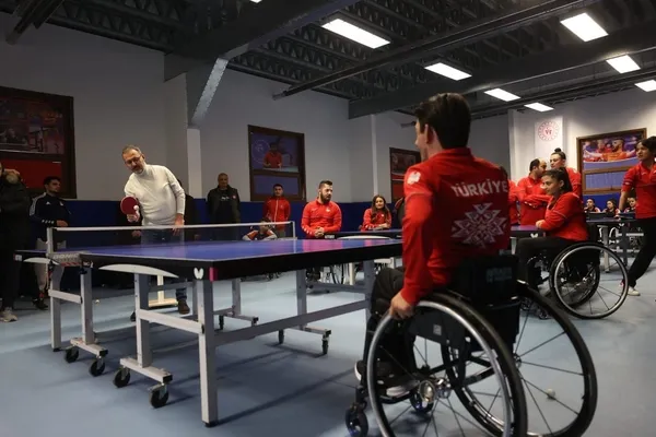 1670078930037.jpeg Bakan Kasapoğlu’ndan Dünya Engelliler Günü’nde para masa tenisçilere sürpriz! Milli sporcu ile masa tenisi maçı yaptı - 4