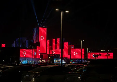 Dünyadaki simge mekanlar Türk bayrağıyla aydınlatıldı