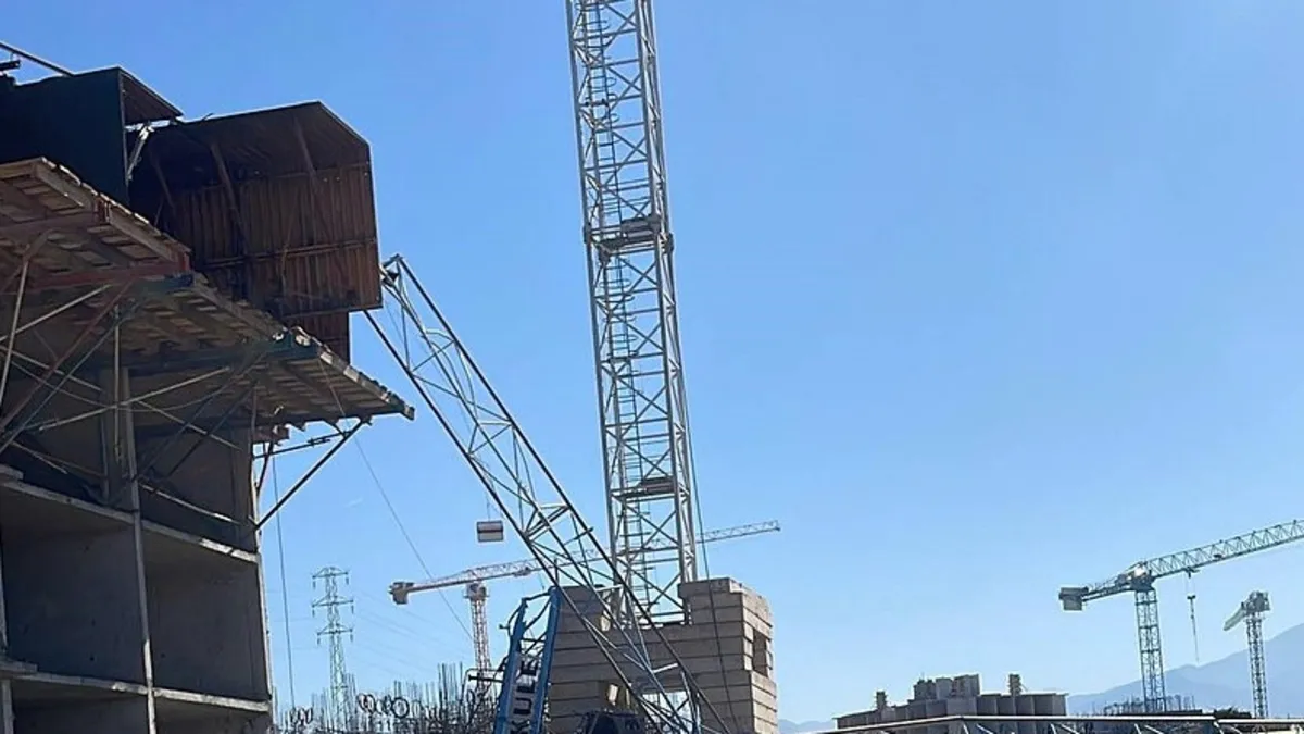 Osmaniye'de vinç devrildi: Operatör hayatını kaybetti