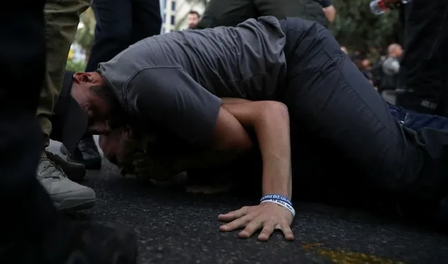 Ultra Ortodoks Yahudiler, İsrail bayrağını yaktı