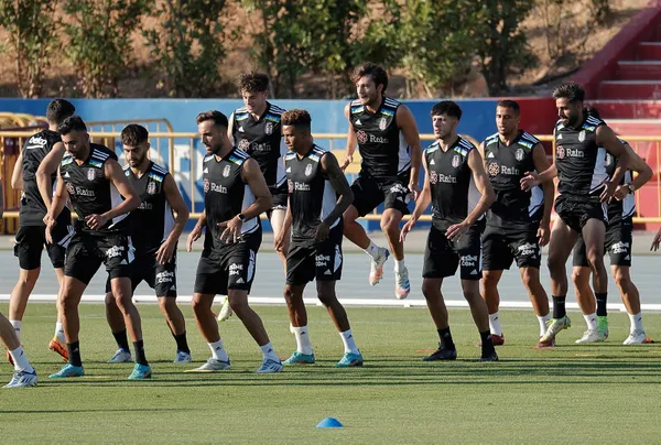 besiktas-yeni-transferleriyle-sahada-ilk-yarida-kotu-sonuc-1658598799954.jpg Beşiktaş'tan kötü sınav: İngiliz ekibine diş geçiremediler - 1