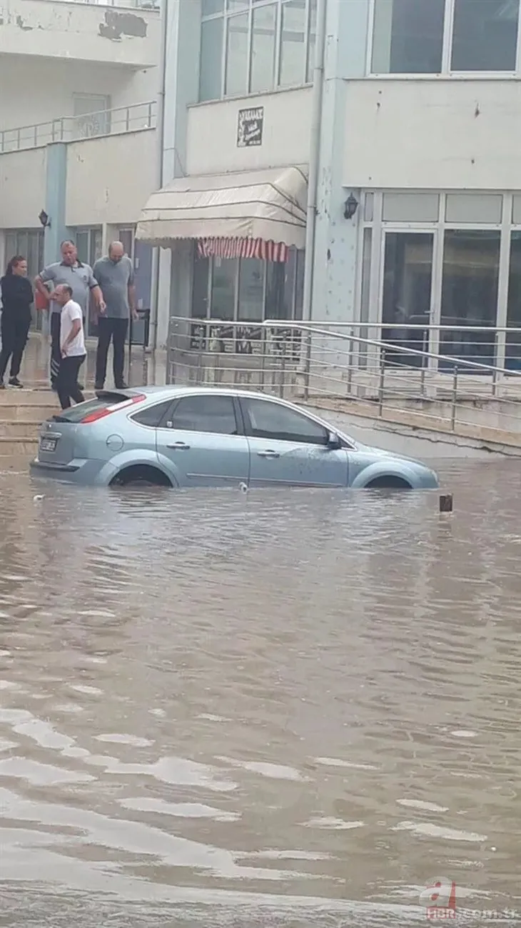 İstanbul’da kuvvetli yağış! Yollar göle döndü, araçlar mahsur kaldı