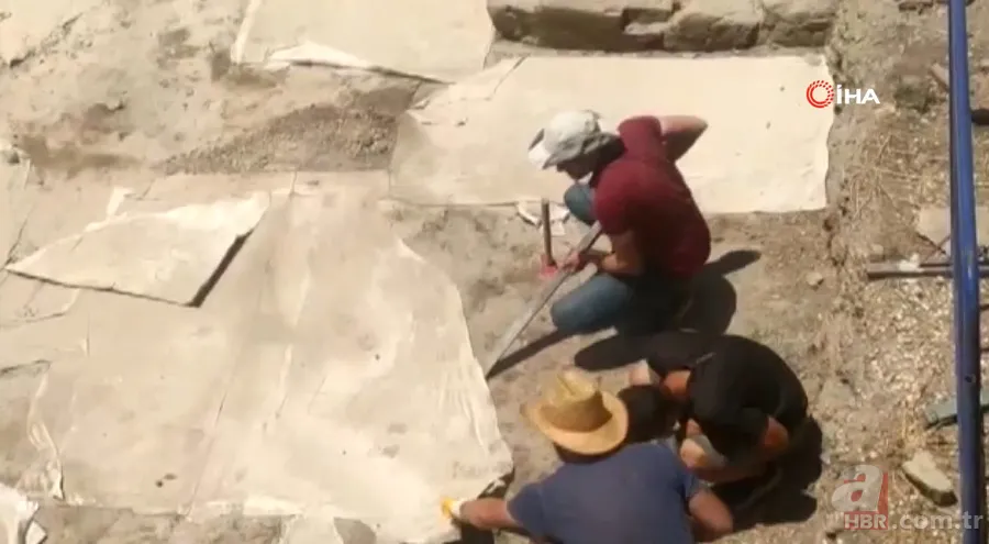 Şans eseri fark etti! Evinin avlusundan hazine çıktı 4