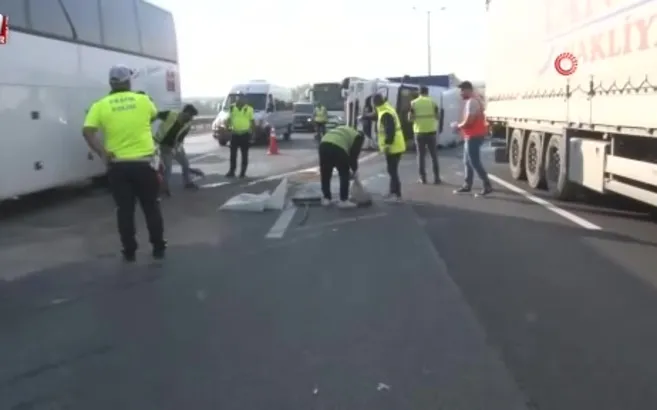 TEM Otoyolu’nda tır devrildi