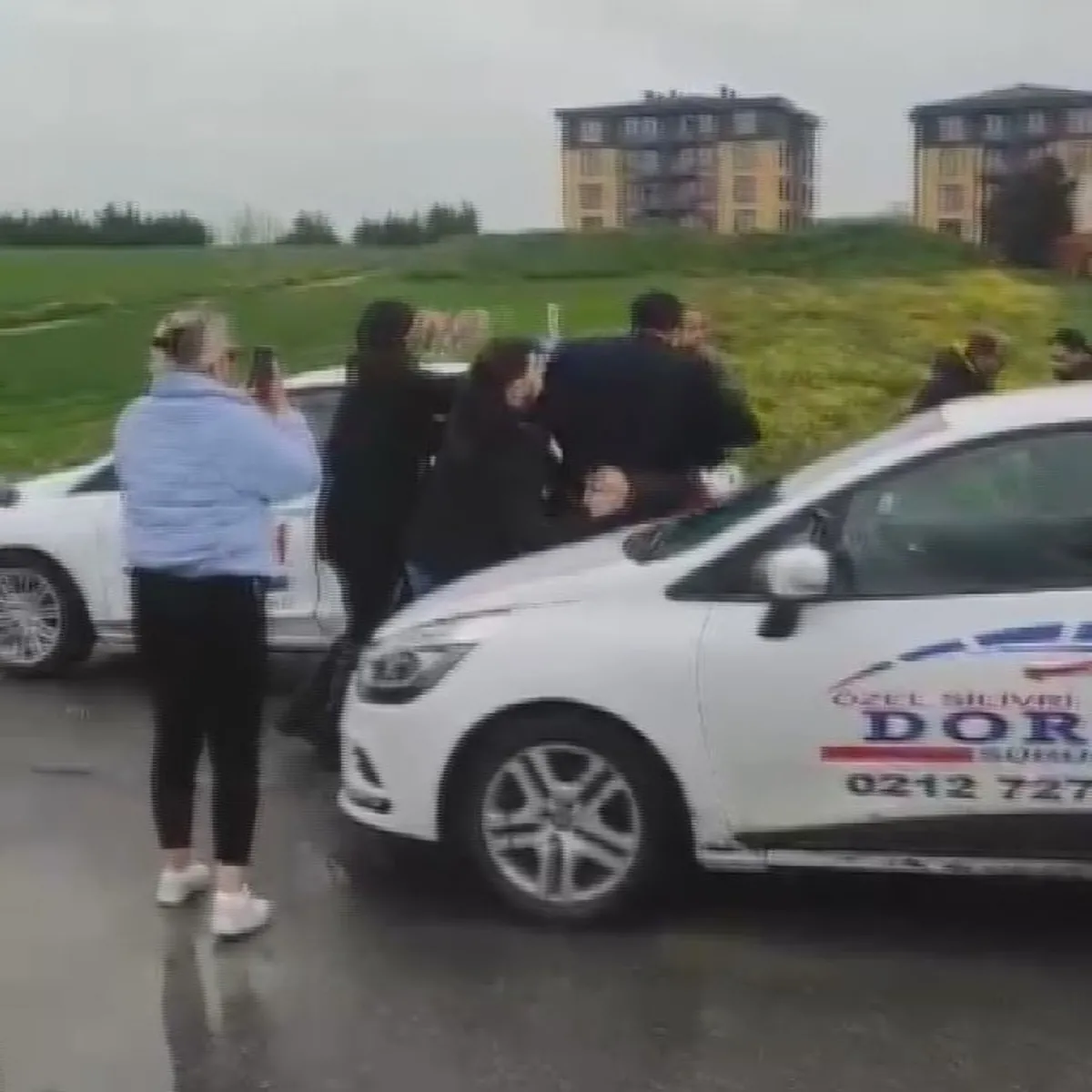 Ehliyet sınavını geçemeyince komisyon üyesine saldırdılar