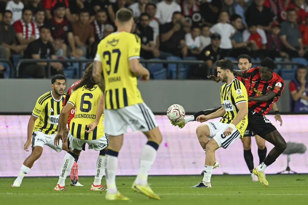 canli-genclerbirligi-fenerbahce-1786823904524.jpg Kanarya perdeyi mağlubiyetle açtı! Maç sonucu: Gençlerbirliği 2-1 Fenerbahçe - 6