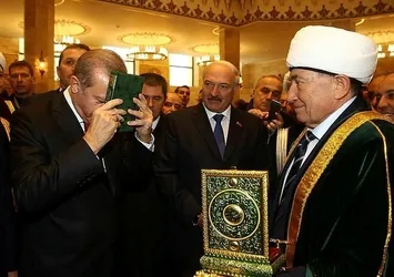 Aleksandr Lukaşenko Kur'an-ı Kerim'i öptü diye eleştirenlere böyle yanıt verdi