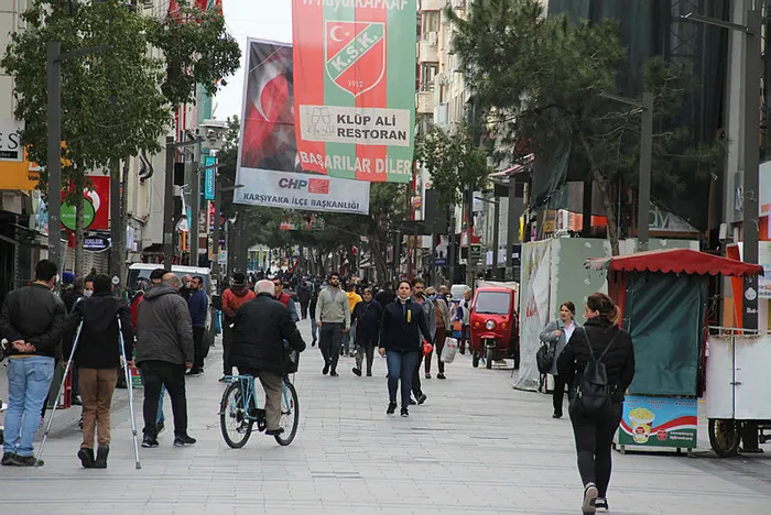 İzmir Karşıyaka Çarşısı'nda "pes" dedirten görüntüler! "Evde kal" çağrısına kulak asmadılar - 2