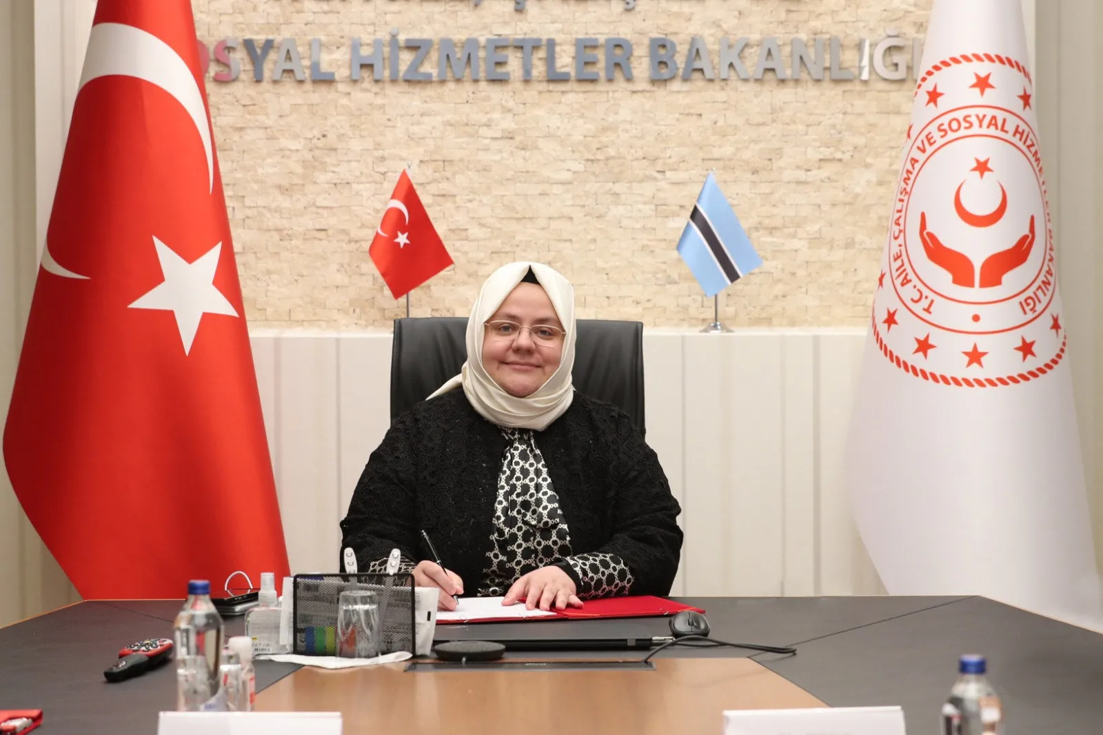 Eskişehir'de zincirleme trafik kazası: Eski bakanlar Atilla Koç ile kızı Zehra Zümrüt Selçuk dahil 8 kişi yaralandı