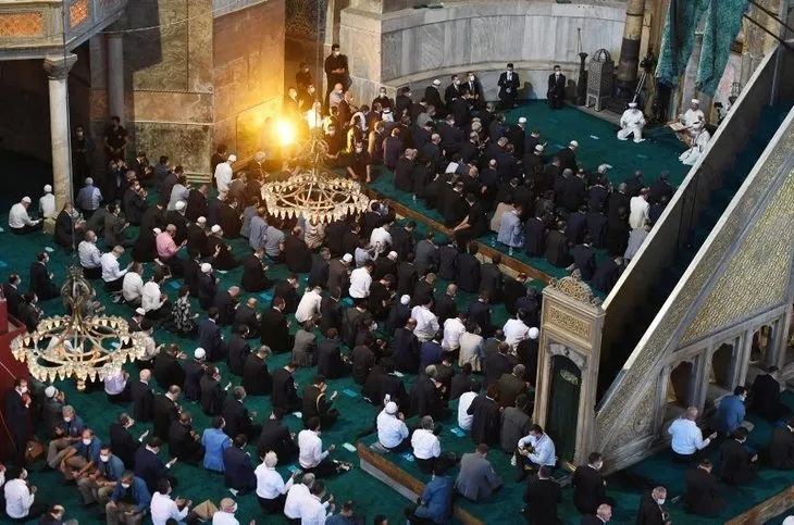 86 yıllık hasret bir cuma vakti vuslata erdi! Ayasofya Camii'nin ibadete açılışının yıl dönümü