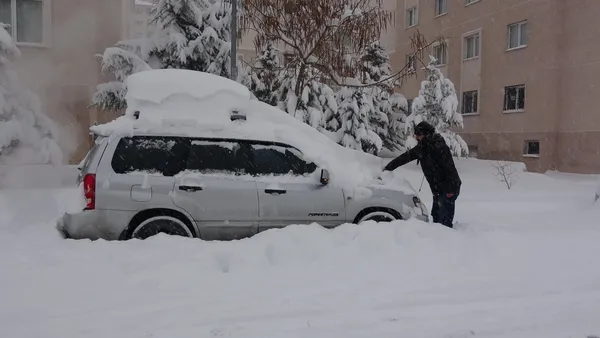 Van'da kar yağışı şehri ele geçirdi! Uçaklar rötar yaptı 56 yerleşim yerinin yollar kapandı - 1