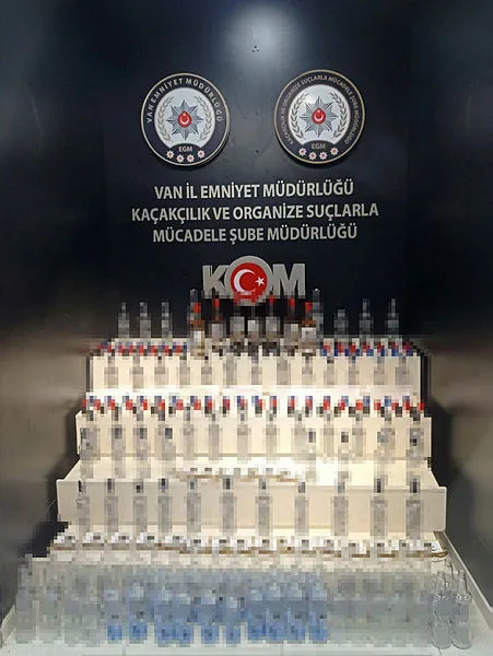 son-dakika-vanda-sahte-60-sise-alkollu-icki-ele-gecirildi-1647184866954.jpg Son dakika: Van’da sahte 60 şişe alkollü içki ele geçirildi - 1
