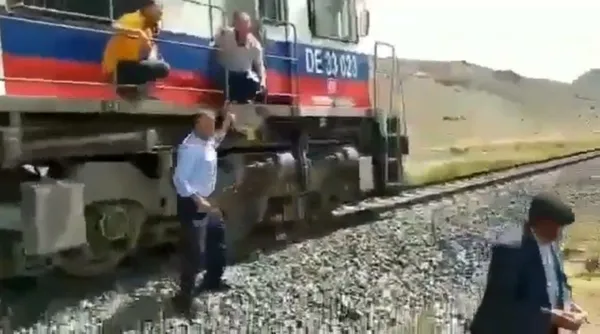 1628602893926.jpg Bahşiş için akılalmaz yöntem! Gelin arabasının önünü trenle kestiler - 1