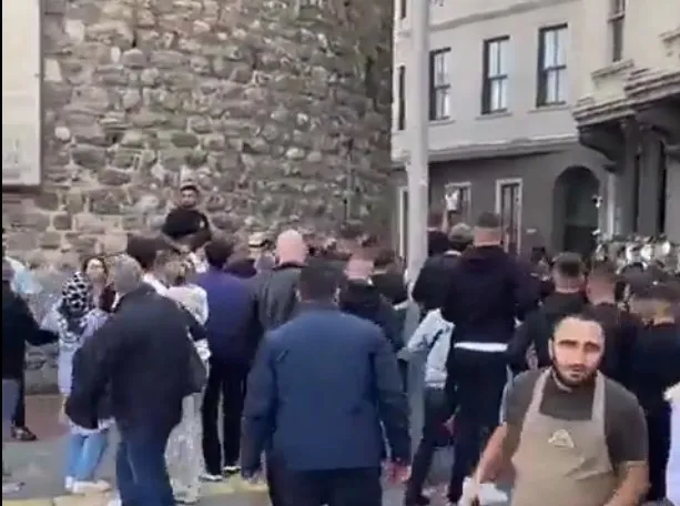 galata-kulesi-intihari-son-dakika-12-ekim-2022-galata-kulesi-intihar-videosu-twitterda-olay-yaratti-1665583007684.jpg Galata Kulesi intiharı son dakika | 12 Ekim 2022 Galata Kulesi intihar videosu Twitter'da olay yarattı - 3