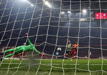 Galatasaray-Fenerbahçe derbisinde hakem ve VAR isyanı! İşte damga vuran kararlar