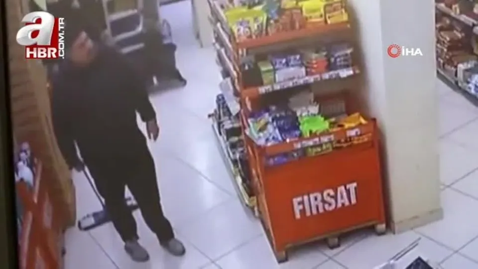 Pompalı tüfekle markete giren gaspçıları paspasla kovaladı: O anlar kamerada