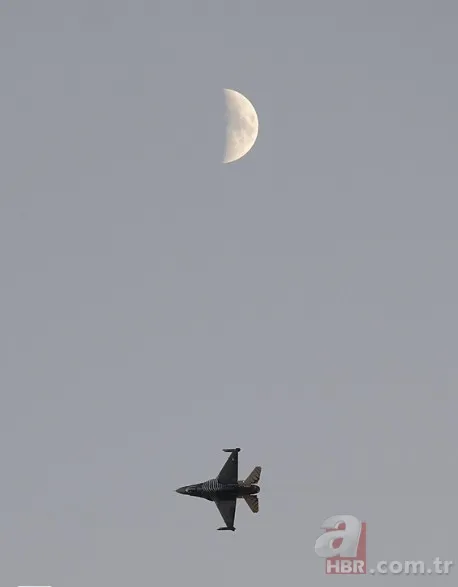 SOLOTÜRK'ten Büyük Zafer'de nefes kesen saygı uçuşu! Vatandaşlar hayranlıkla izledi 4