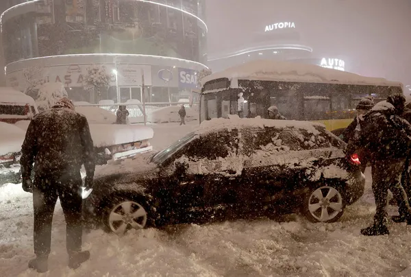 İstanbul’da kar esareti: Yollar trafiğe açıldı uçuşlar başladı! | Dakika dakika gelişmeler...
