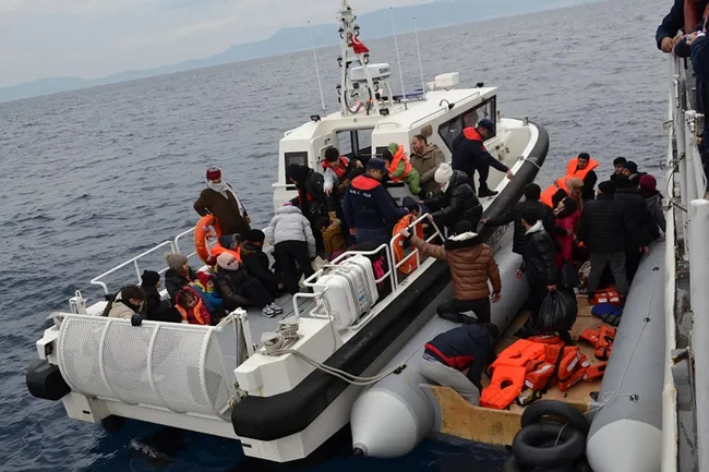 izmir-aciklarinda-154-duzensiz-gocmen-yakalandi-52-duzensiz-gocmen-kurtarildi-1708796263849.jpg İzmir açıklarında 154 düzensiz göçmen yakalandı, 52 düzensiz göçmen kurtarıldı - 2