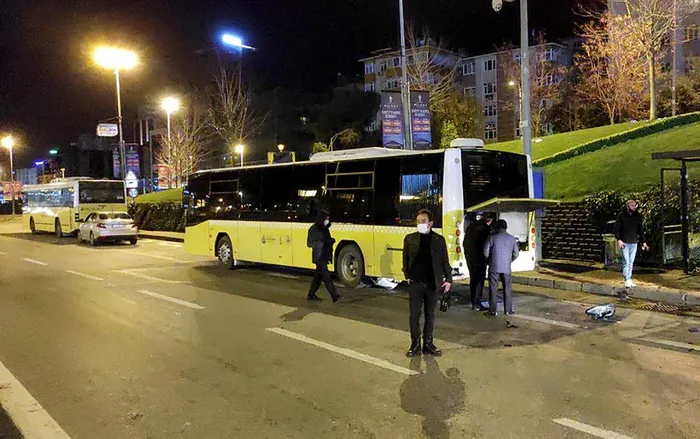 Kadıköy'de İETT otobüsüne çarpan otomobilin sürücüsü yaralandı - 1