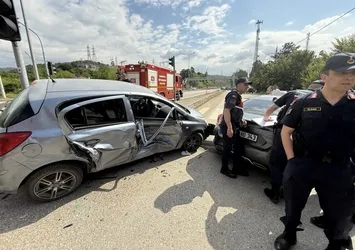 Sakarya Serdivan'da iki otomobil çarpıştı: 4 yaralı