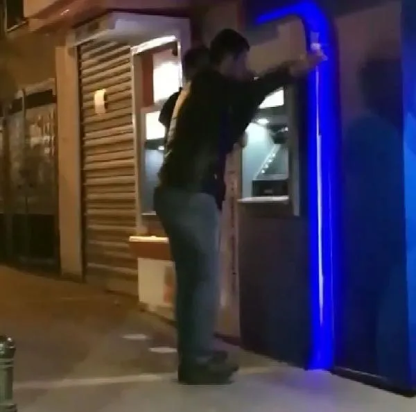 ATM başında akılalmaz görüntüler! Paraları halay çekerek çaldılar - 2