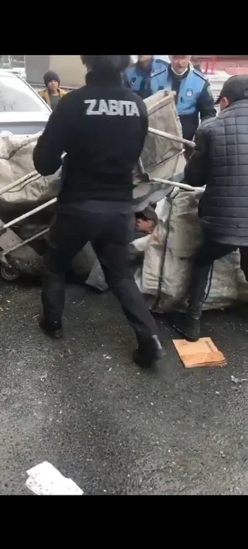 1649166854331.jpg CHP'li Esenyurt Belediyesi'ne bağlı zabıta ekipleri çek çek arabasına el koydu! Kağıt toplayan çocuklar gözyaşlarına boğuldu - 1