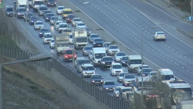 Toplu taşımalardaki yetersizlik İstanbul trafiğini arap saçına çevirdi - 5