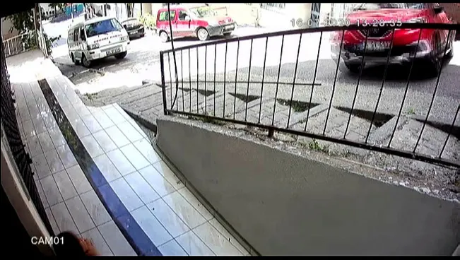 İstanbul’da çocukların ölümden döndüğü kaza kamerada! Son anda kurtuldular - 2