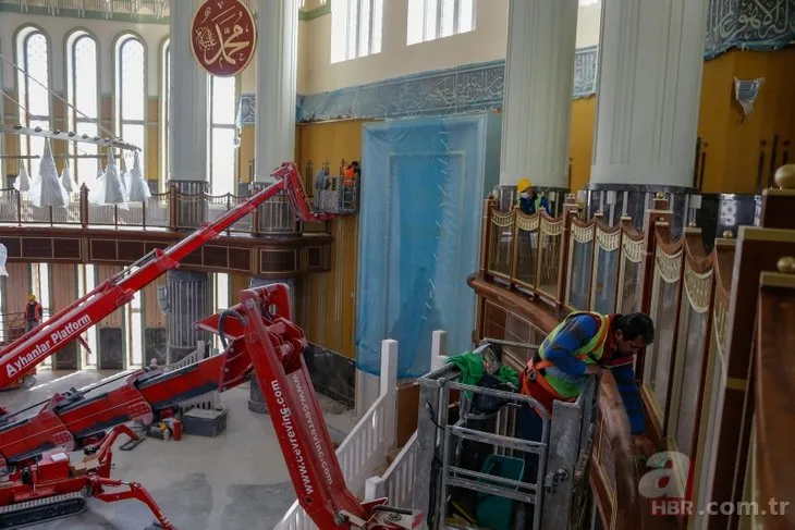 Taksim Camii'nde sona doğru: Dev avize takıldı! 20 metre yüksekliğinde