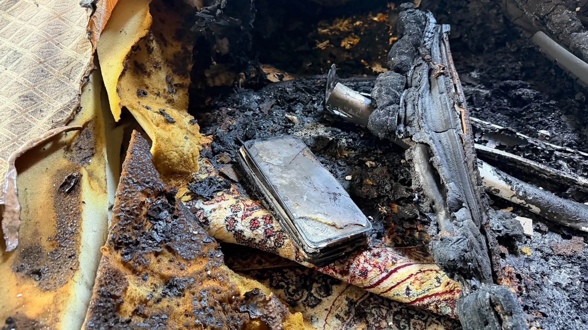 Evde yangın dehşeti! Cep telefonları bomba gibi patladı! Aile şokta: “Şarjda bile değildi”