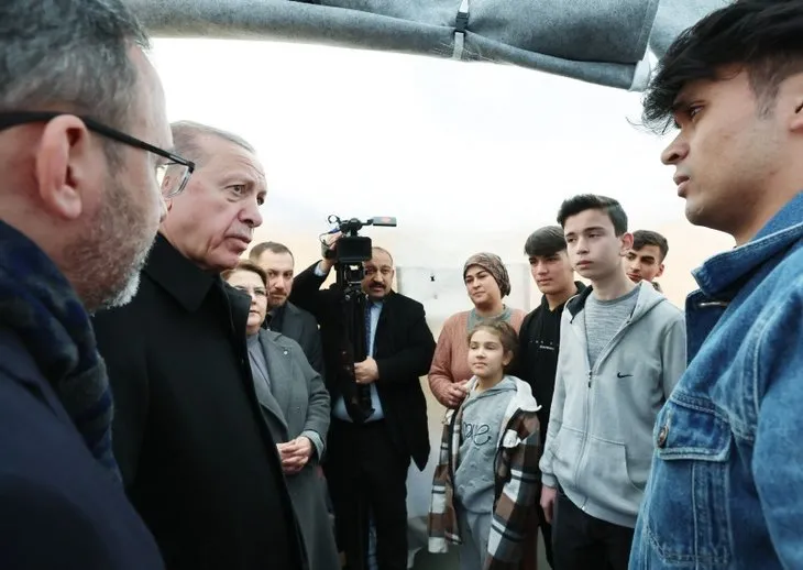 Başkan Recep Tayyip Erdoğan Gaziantep'te depremzedeleri ziyaret etti! Yanına gelen kadın sarılıp ağladı