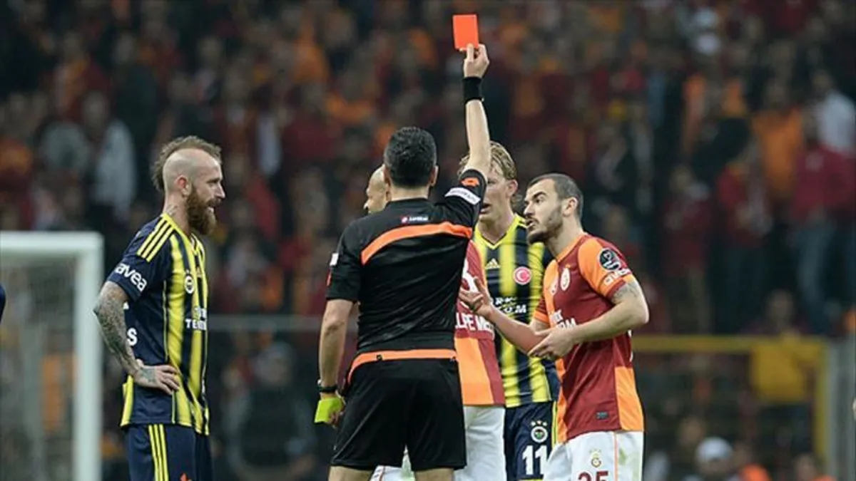 Galatasaray - Fenerbahçe derbilerinde kartlar havada uçuşuyor!