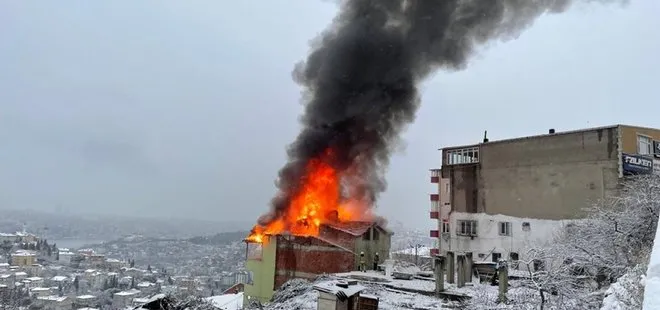Son dakika: İstanbul’da korku dolu anlar! Üsküdar’da 3 katlı binanın çatısı alev alev yandı