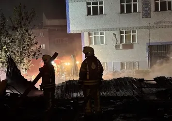 Küçükçekmece'de geri dönüşüm atık tesisinde yangın! Çok sayıda ekip sevk edildi