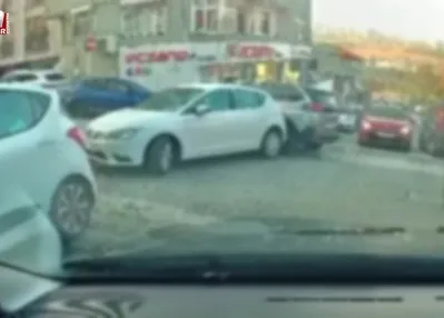 Aracına çarpan otomobilin sürücüsünü darbeden kişi kamerada