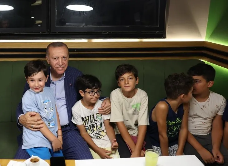 Başkan Erdoğan vatandaşlarla pastanede buluştu! Çocuklarla yakından ilgilendi... İşte o samimi kareler