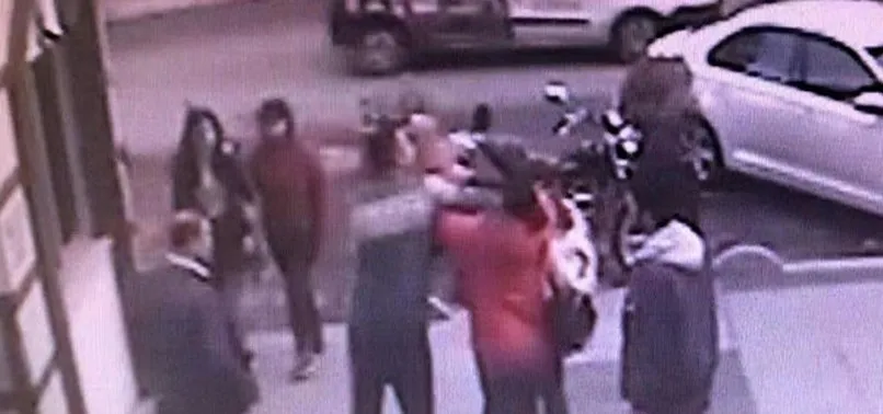 Minibüs sürücüsüne tepki gösterdi, sokak ortasında darp edildi