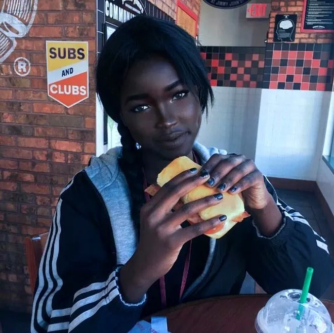 Gören oyun karakteri sandı! Gözlerinin rengi hayran bıraktı