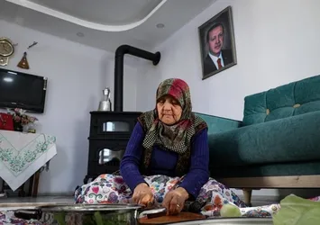Zülfiye nine dualar eşliğinde yaprak sarma hazırladı! Başkan Erdoğan’ı bekliyor